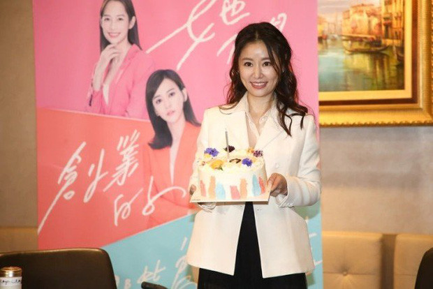 Ông xã ôm hôn tình tứ Lâm Tâm Như trong sinh nhật 45 tuổi ảnh 5