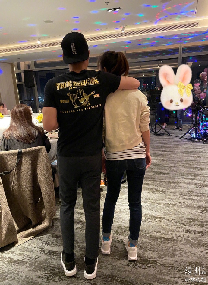 Ông xã ôm hôn tình tứ Lâm Tâm Như trong sinh nhật 45 tuổi ảnh 4