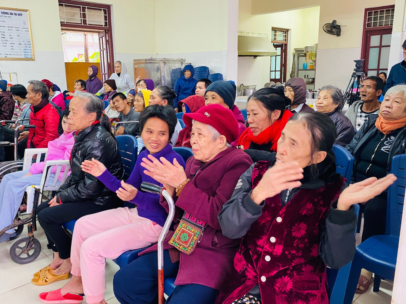 Khi người già cười như trẻ nhỏ ảnh 2