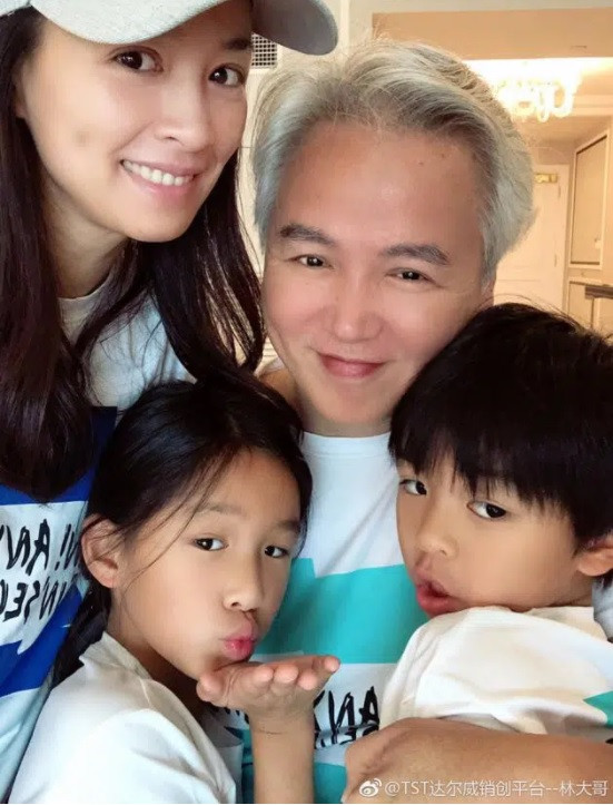 Tranh cãi hình ảnh nhân viên quỳ gối nhận cháo từ tài tử gạo cội Đài Loan ảnh 4