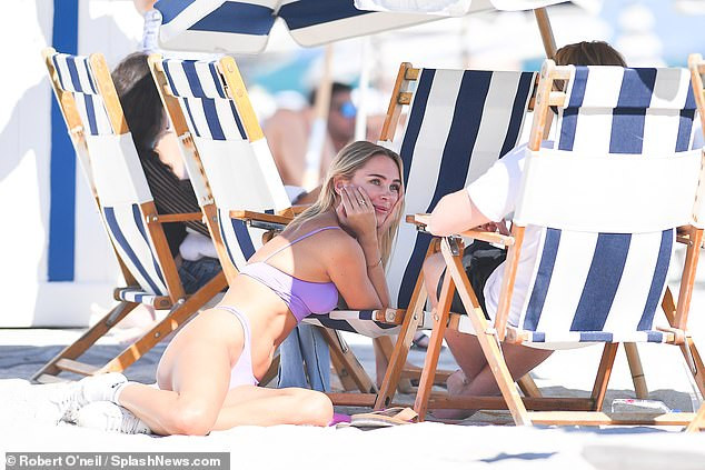 Kimberley Garner khoe body nóng bỏng với bikini, ôm ấp trai lạ trên bãi biển ảnh 8