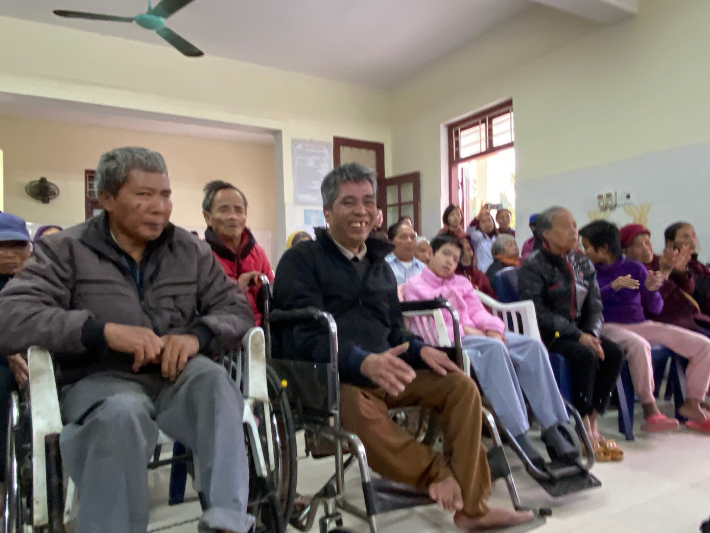 Khi người già cười như trẻ nhỏ ảnh 4