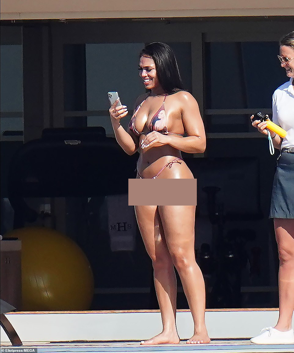 Người đàn ông quyến rũ nhất hành tinh tình tứ cùng bạn gái ‘bốc lửa’ trên biển ảnh 3