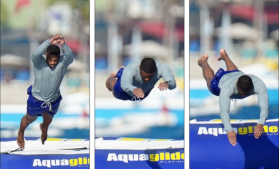 Người đàn ông quyến rũ nhất hành tinh tình tứ cùng bạn gái ‘bốc lửa’ trên biển ảnh 6