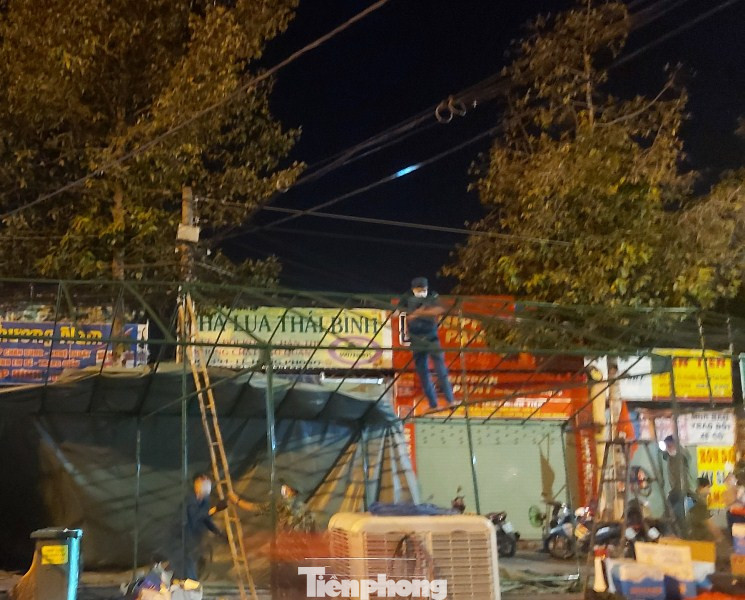 Bình Dương dỡ phong tỏa sớm một số khu vực để người dân kịp mua sắm Tết ảnh 1