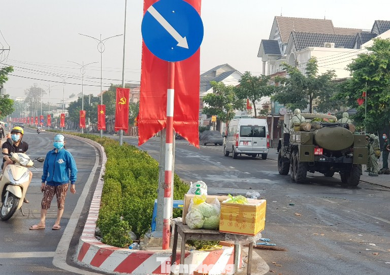 Bình Dương dỡ phong tỏa sớm một số khu vực để người dân kịp mua sắm Tết ảnh 3