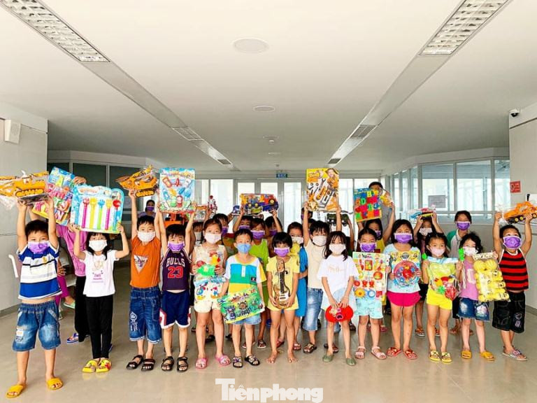 Hơn 100 trẻ em rời khu cách ly ở Bình Dương về nhà ngày mùng 3 Tết ảnh 3