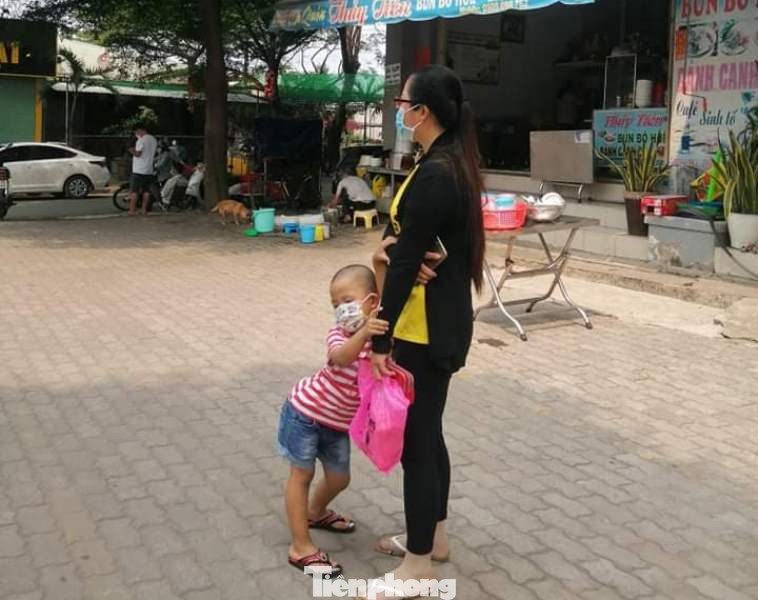 Cư dân bất ngờ khi bị phong tỏa nơi sinh sống do có ca dương tính với SARS- CoV-2 ảnh 7