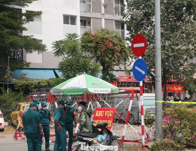 Cư dân bất ngờ khi bị phong tỏa nơi sinh sống do có ca dương tính với SARS- CoV-2 ảnh 8