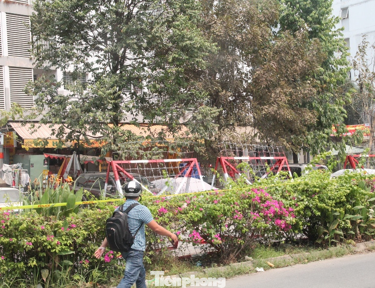 Cư dân bất ngờ khi bị phong tỏa nơi sinh sống do có ca dương tính với SARS- CoV-2 ảnh 4