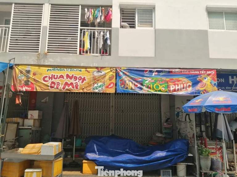 Cư dân bất ngờ khi bị phong tỏa nơi sinh sống do có ca dương tính với SARS- CoV-2 ảnh 6