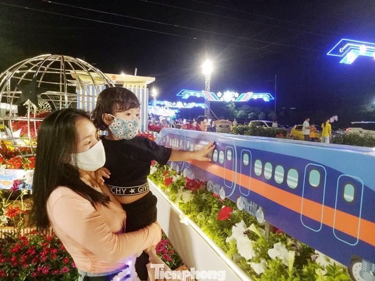 Không về quê ăn Tết, công nhân tại Bình Dương đến Hội hoa ‘check in’ ảnh 6
