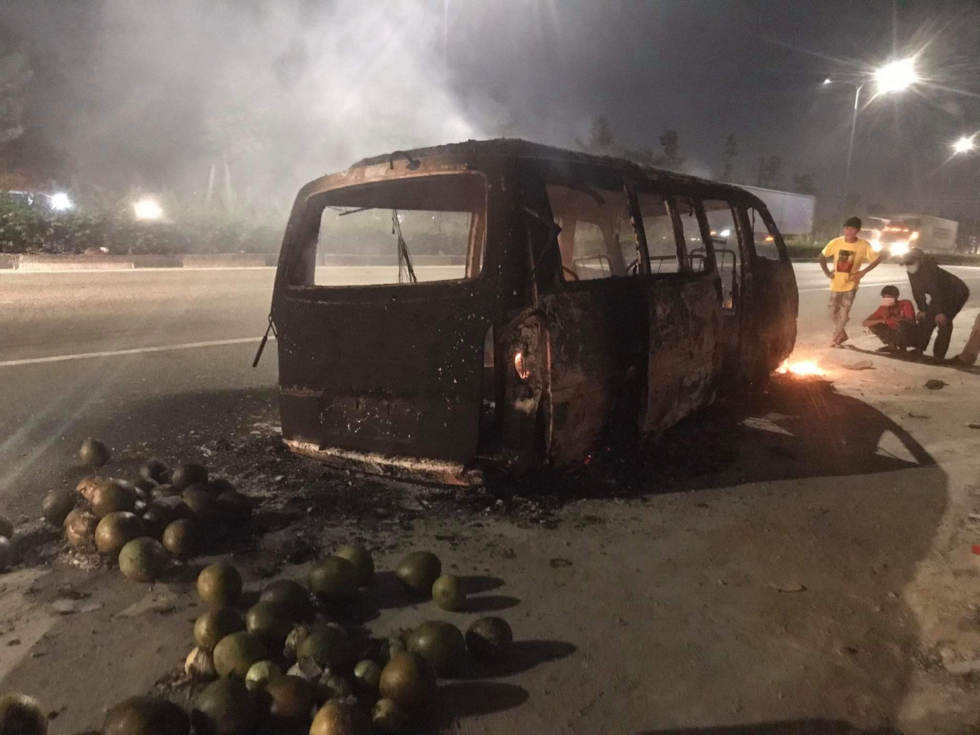 Xe ô tô bốc cháy ngùn ngụt khi đang lưu thông ảnh 2