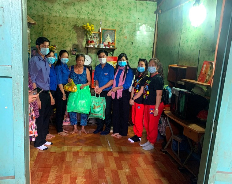 Tuổi trẻ Bình Phước hỗ trợ dân vùng biên, tiếp nước, vá xe cho người vể quê ảnh 3