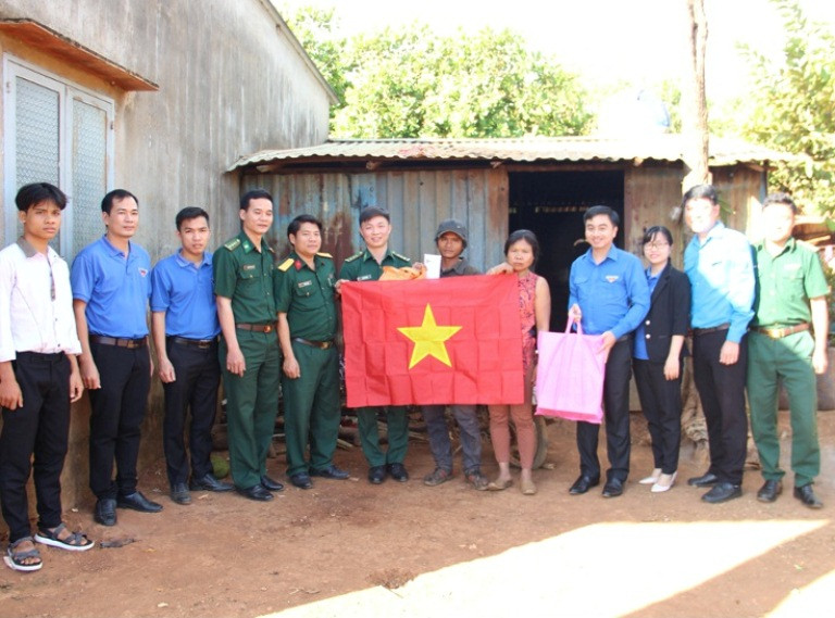 Tuổi trẻ Bình Phước hỗ trợ dân vùng biên, tiếp nước, vá xe cho người vể quê ảnh 1