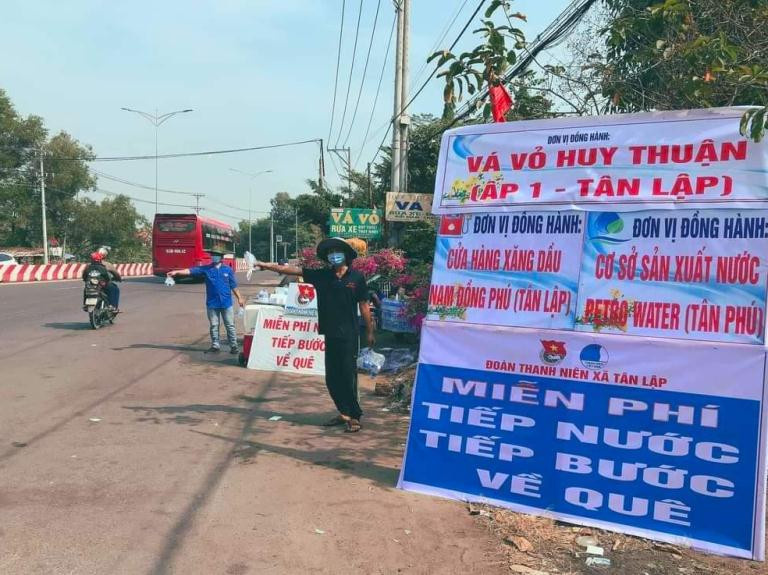 Tuổi trẻ Bình Phước hỗ trợ dân vùng biên, tiếp nước, vá xe cho người vể quê ảnh 5