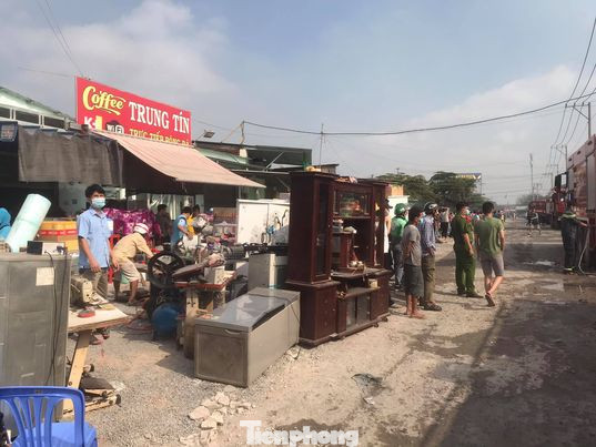 Hàng chục ki ốt, phòng trọ ở Bình Dương chìm trong biển lửa ảnh 4