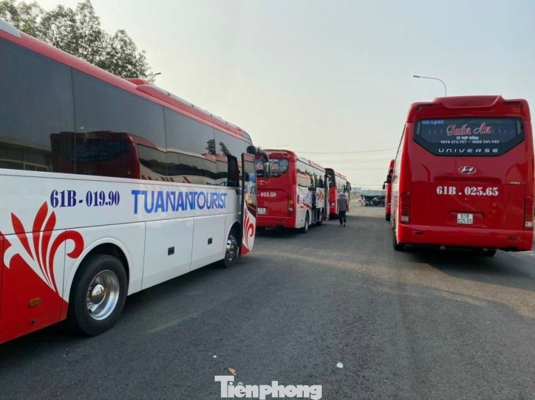 Hơn 100 trẻ em rời khu cách ly ở Bình Dương về nhà ngày mùng 3 Tết ảnh 1