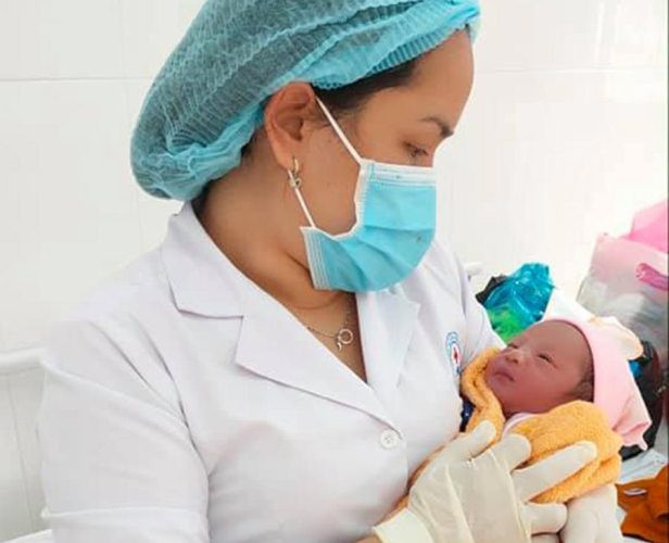 Bé sơ sinh bị bỏ rơi trong túi nilon đặt trước cửa nhà dân ảnh 1