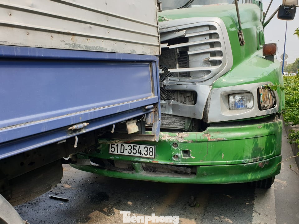 Giải cứu tài xế mắc kẹt nguy kịch trong cabin sau tai nạn liên hoàn ảnh 3