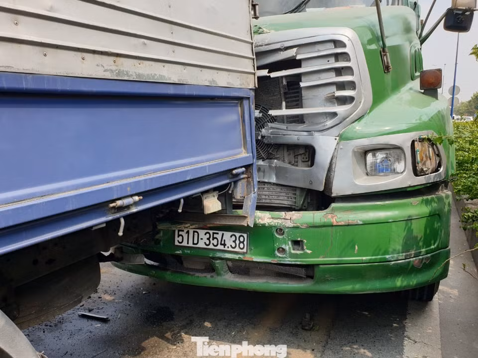 Giải cứu tài xế mắc kẹt nguy kịch trong cabin sau tai nạn liên hoàn ảnh 3