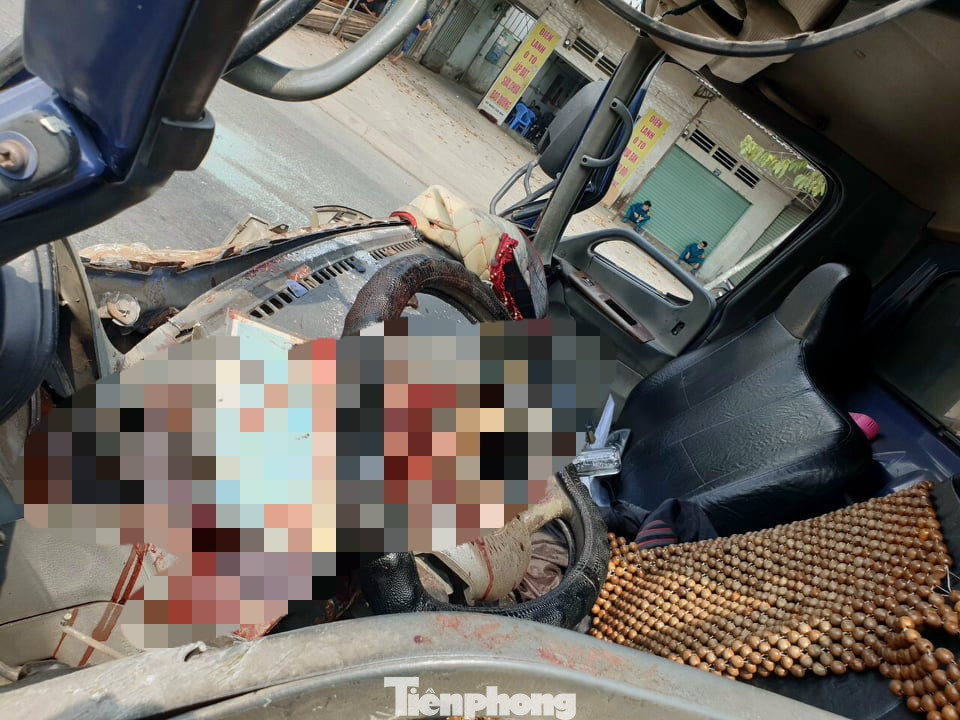 Giải cứu tài xế mắc kẹt nguy kịch trong cabin sau tai nạn liên hoàn ảnh 2