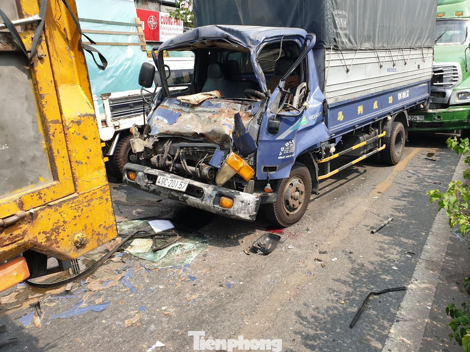 Giải cứu tài xế mắc kẹt nguy kịch trong cabin sau tai nạn liên hoàn ảnh 1