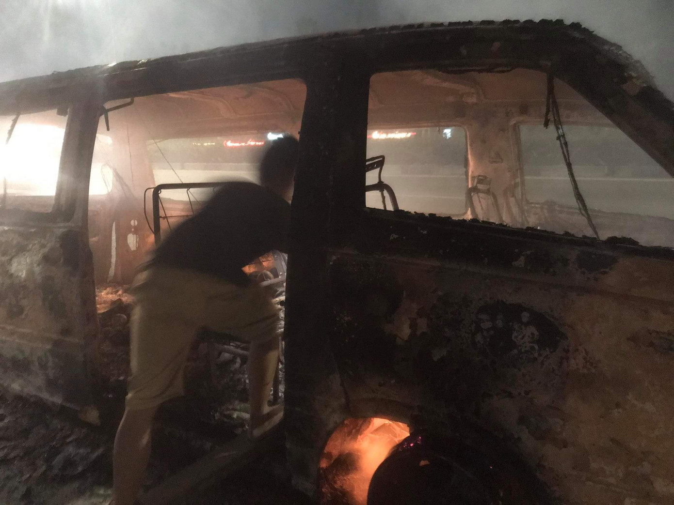 Xe ô tô bốc cháy ngùn ngụt khi đang lưu thông ảnh 1