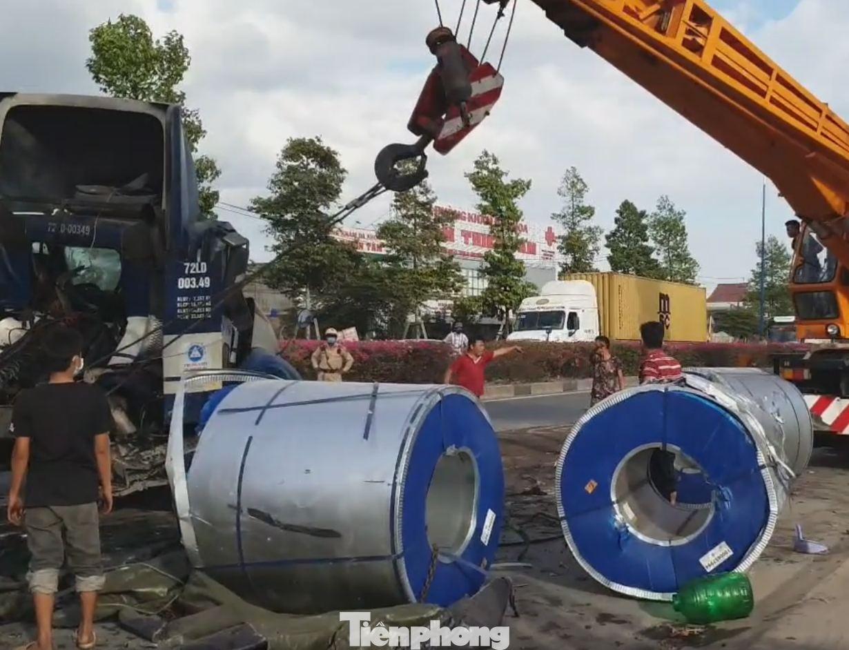 Container đang chạy, 3 cuộn thép nặng hàng chục tấn lao xuống đường ảnh 4