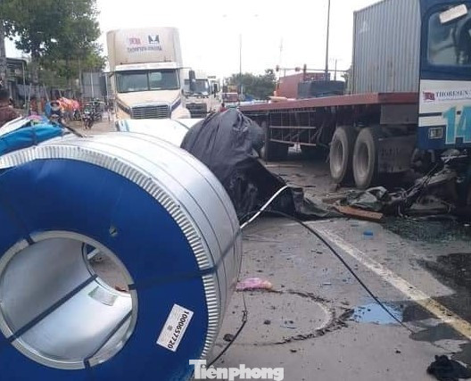 Container đang chạy, 3 cuộn thép nặng hàng chục tấn lao xuống đường ảnh 3