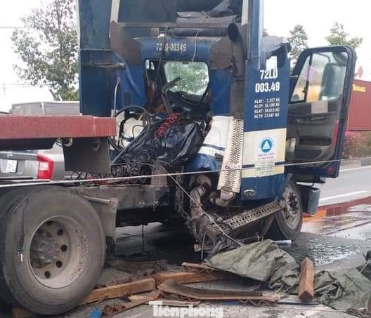 Container đang chạy, 3 cuộn thép nặng hàng chục tấn lao xuống đường ảnh 2