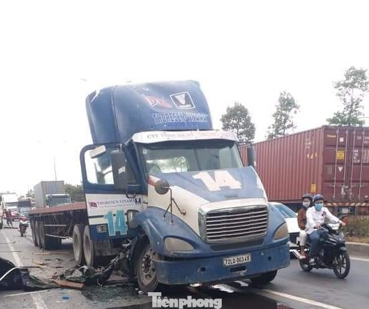 Container đang chạy, 3 cuộn thép nặng hàng chục tấn lao xuống đường ảnh 1