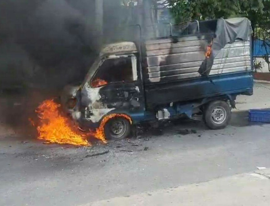 Xe tải đang chạy bốc cháy, tài xế tháo chạy thoát thân ảnh 1