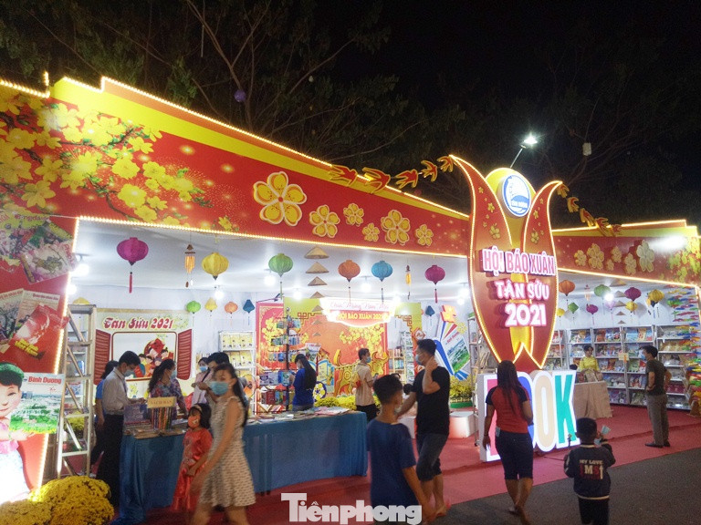 Không về quê ăn Tết, công nhân tại Bình Dương đến Hội hoa ‘check in’ ảnh 3