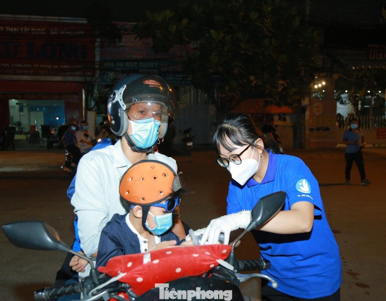 Những hình ảnh ‘biết nói’ ở vùng dịch Bình Dương ảnh 11