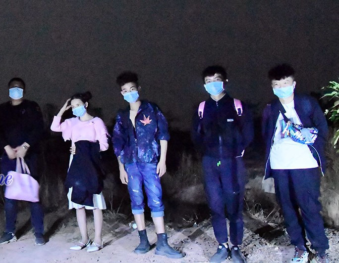 Bàn giao 11 người Trung Quốc nhập cảnh trái phép cho công an xử lý ảnh 4