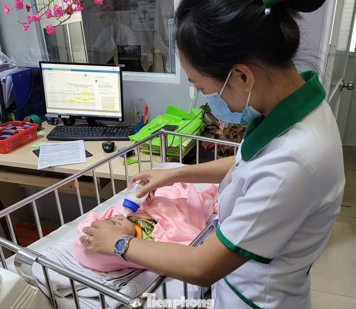 Bé 3 tháng tuổi nguy kịch trong bệnh viện bị mẹ ruột bỏ rơi ảnh 1