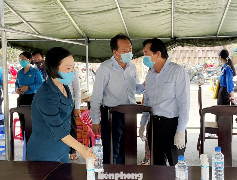 Cư dân bất ngờ khi bị phong tỏa nơi sinh sống do có ca dương tính với SARS- CoV-2 ảnh 2