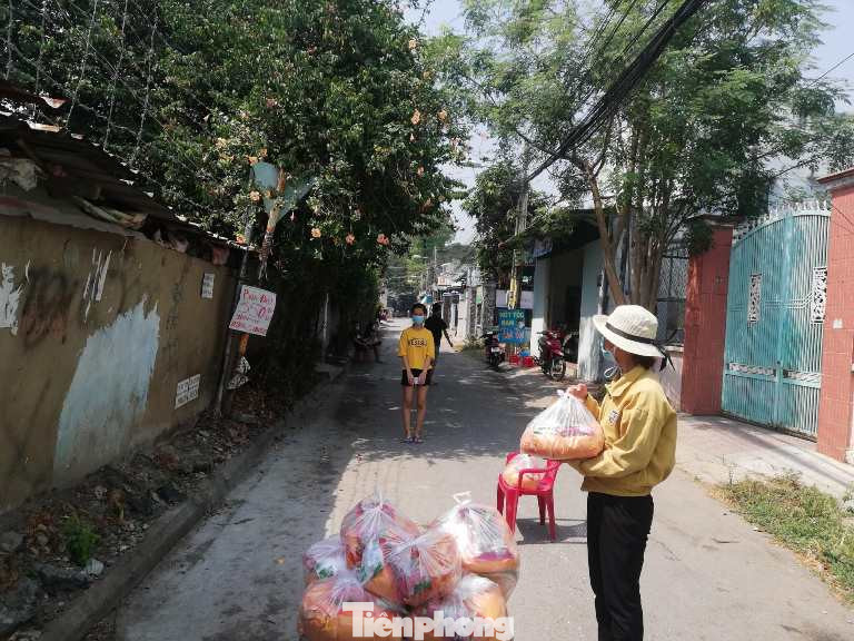 Tuổi trẻ đất Thủ mở ‘Gian hàng 0 đồng’ phục vụ dân khu vực bị phong tỏa ảnh 4