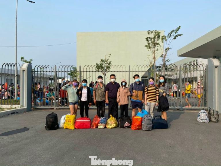 Hơn 100 trẻ em rời khu cách ly ở Bình Dương về nhà ngày mùng 3 Tết ảnh 6
