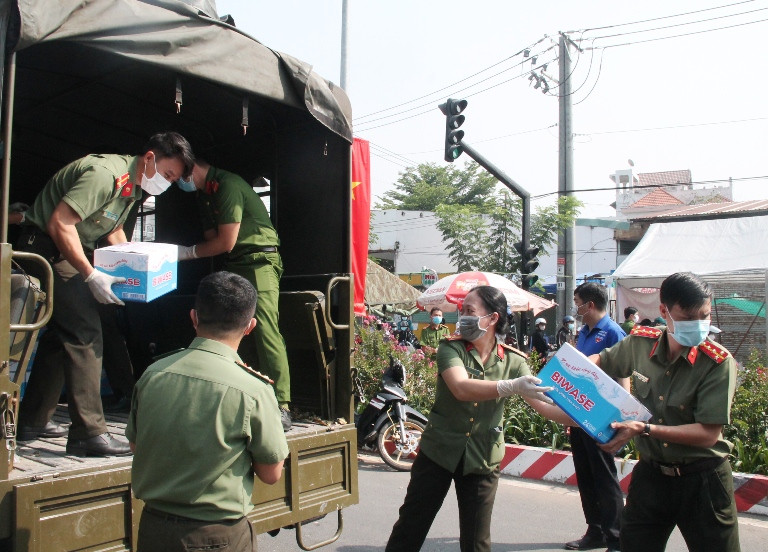 Những hình ảnh ấn tượng bên trong khu bị phong tỏa ở Bình Dương ảnh 6