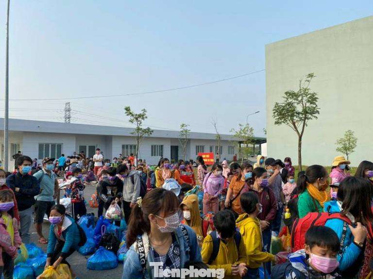 Hơn 100 trẻ em rời khu cách ly ở Bình Dương về nhà ngày mùng 3 Tết ảnh 2