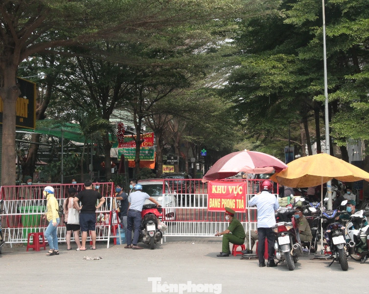 Người phụ nữ la hét đòi ra khỏi chung cư bị phong tỏa ở Bình Dương ảnh 2