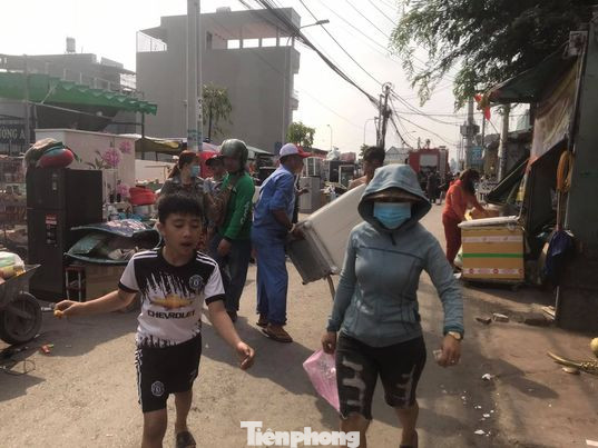 Hàng chục ki ốt, phòng trọ ở Bình Dương chìm trong biển lửa ảnh 1