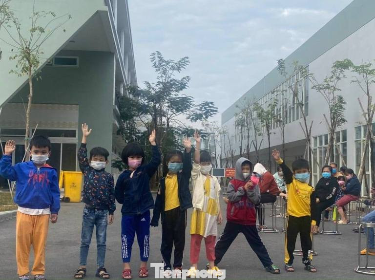 Hơn 100 trẻ em rời khu cách ly ở Bình Dương về nhà ngày mùng 3 Tết ảnh 9