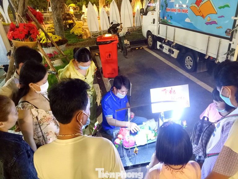 Không về quê ăn Tết, công nhân tại Bình Dương đến Hội hoa ‘check in’ ảnh 5