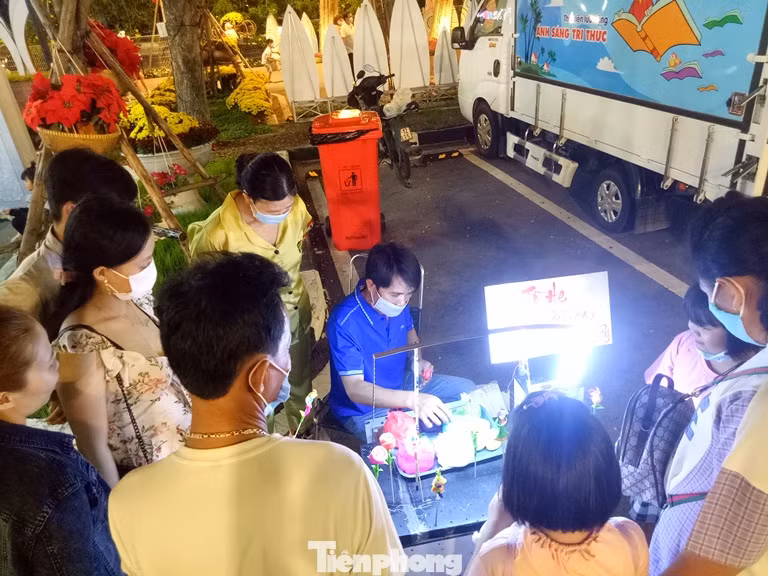 Không về quê ăn Tết, công nhân tại Bình Dương đến Hội hoa ‘check in’ ảnh 5