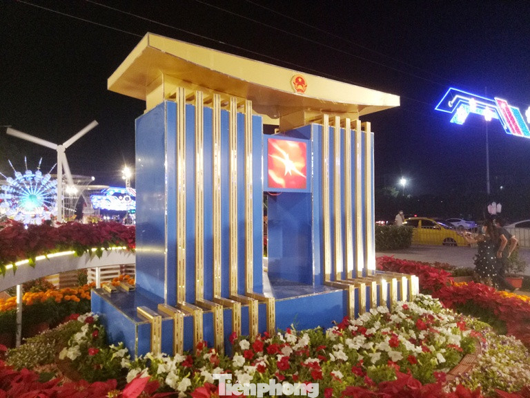 Không về quê ăn Tết, công nhân tại Bình Dương đến Hội hoa ‘check in’ ảnh 7