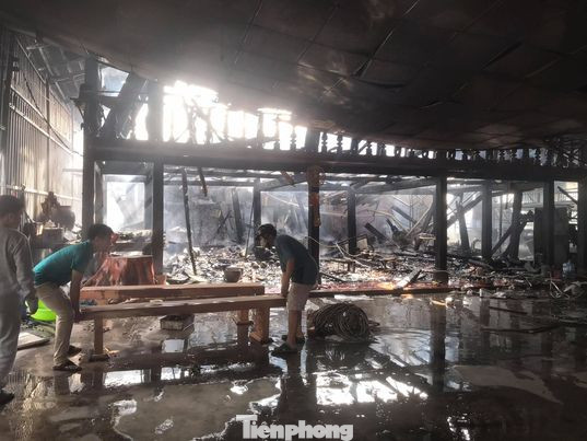 Hàng chục ki ốt, phòng trọ ở Bình Dương chìm trong biển lửa ảnh 6