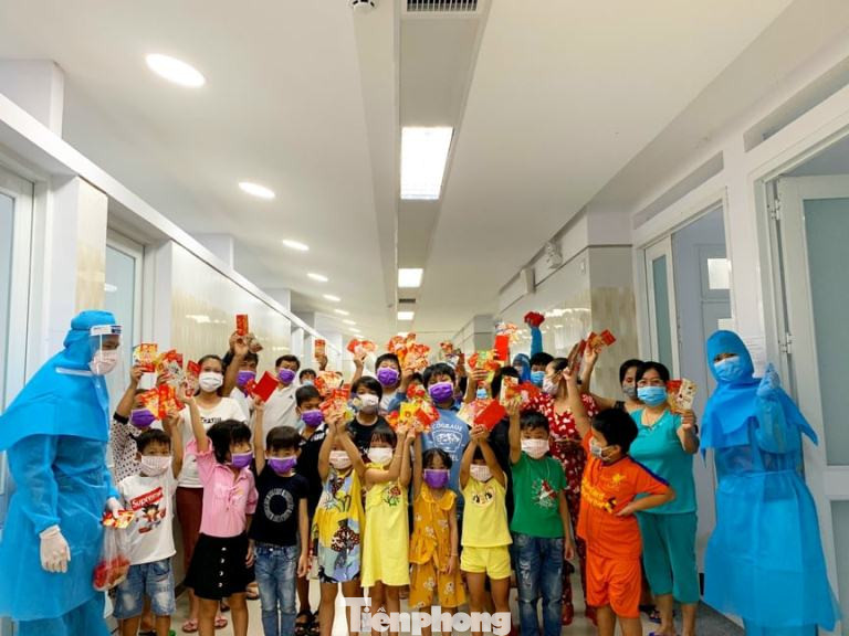 Hơn 100 trẻ em rời khu cách ly ở Bình Dương về nhà ngày mùng 3 Tết ảnh 4